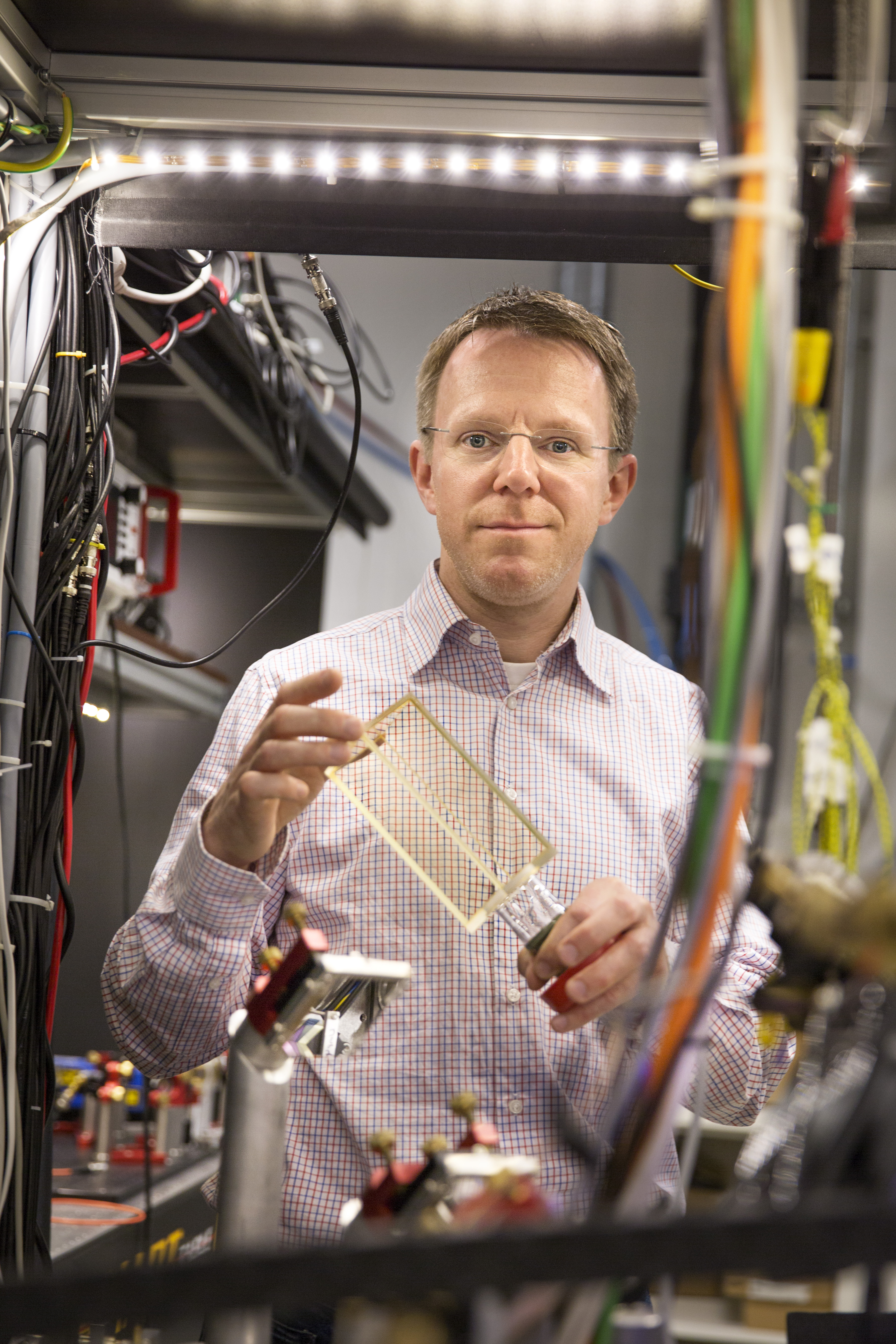 Jan Arlt i sit laboratorium, hvor han nu vil måle kvantefluktuationer
