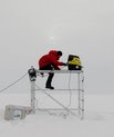 Et af de velafprøvede instrumenter til indsamling af luftprøver er en let ombygget støvsuger! Her er den monteret på Grønlands indlandsis, og Tina Šantl-Temkiv er i gang med at tjekke udstyret. Foto: David Babb.