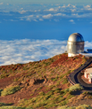 [Translate to English:] Med sin placering i 2,4 kilometers højde på La Palma ligger Nordisk Optisk Teleskop et af de bedste steder i verden til astronomiske observationer. Foto: Arthur Radko, Nordisk Optisk Teleskop.