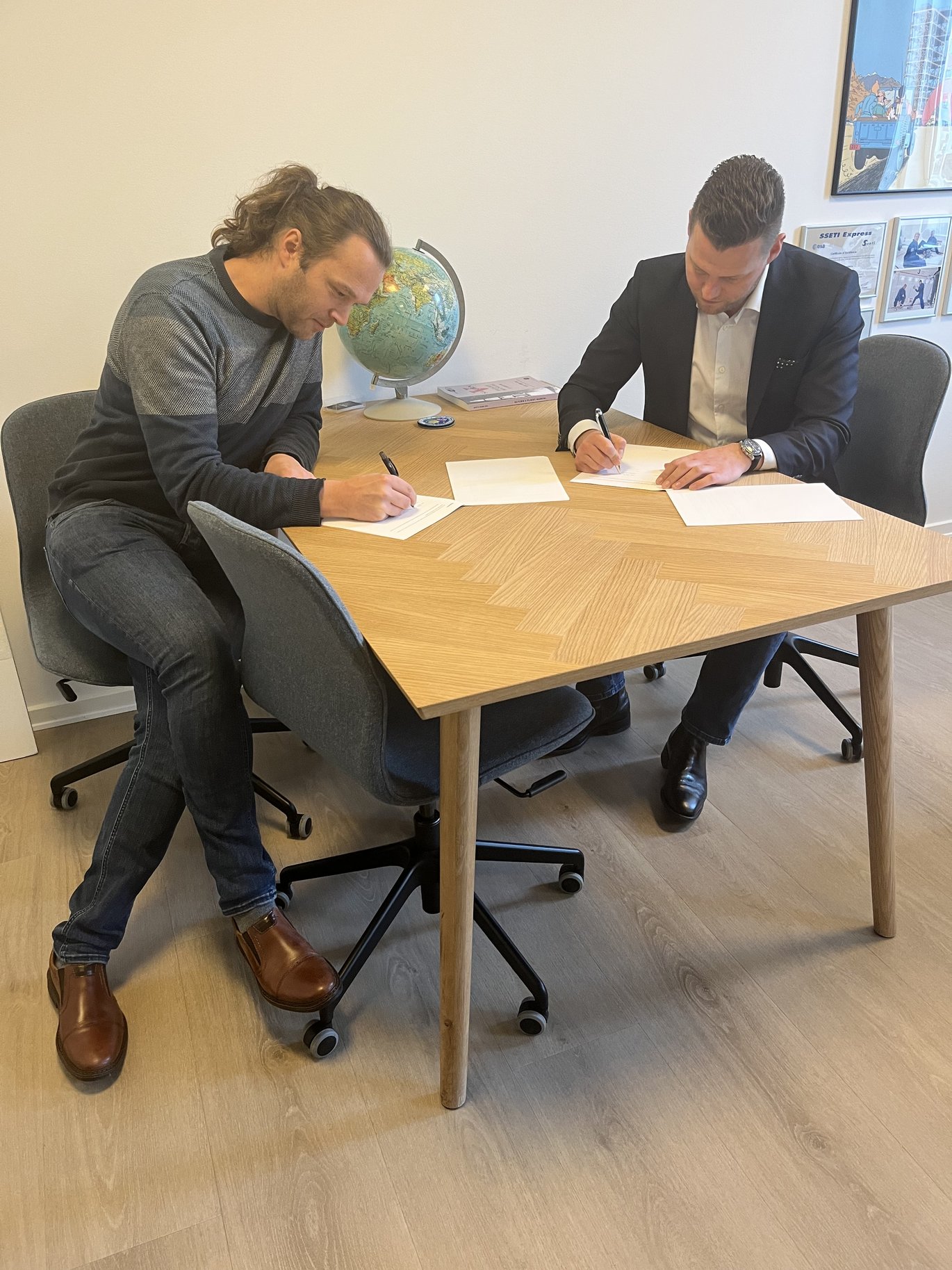Mads Fredslund Andersen, AU (left) and director of Space Inventor Karl Kaas sign the contract. Private Photo.