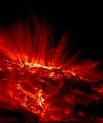 Solens overflade er et travlt sted. Det lyse stykke nær horisonten er en stor solplet. (Foto: NASA/TRACE)