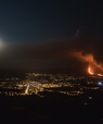 [Translate to English:] Måneskinsnat med vulkan og bylys. Foto: Emil Knudstrup.