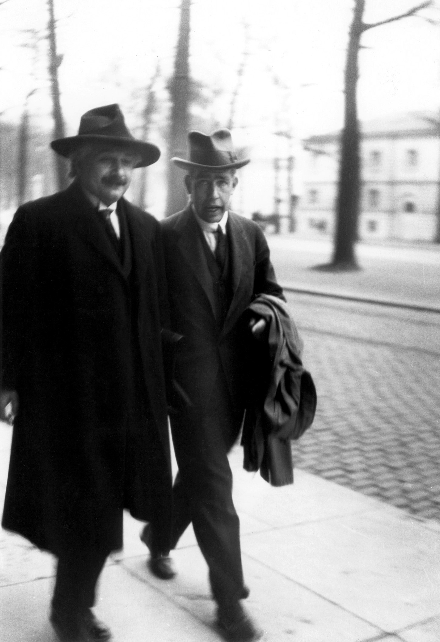 Bohr og Einstein fotograferet ved Solvay-konferencen i 1930. De to stod på hver deres side i debatten om fotolkningen af kvantemekanikken.