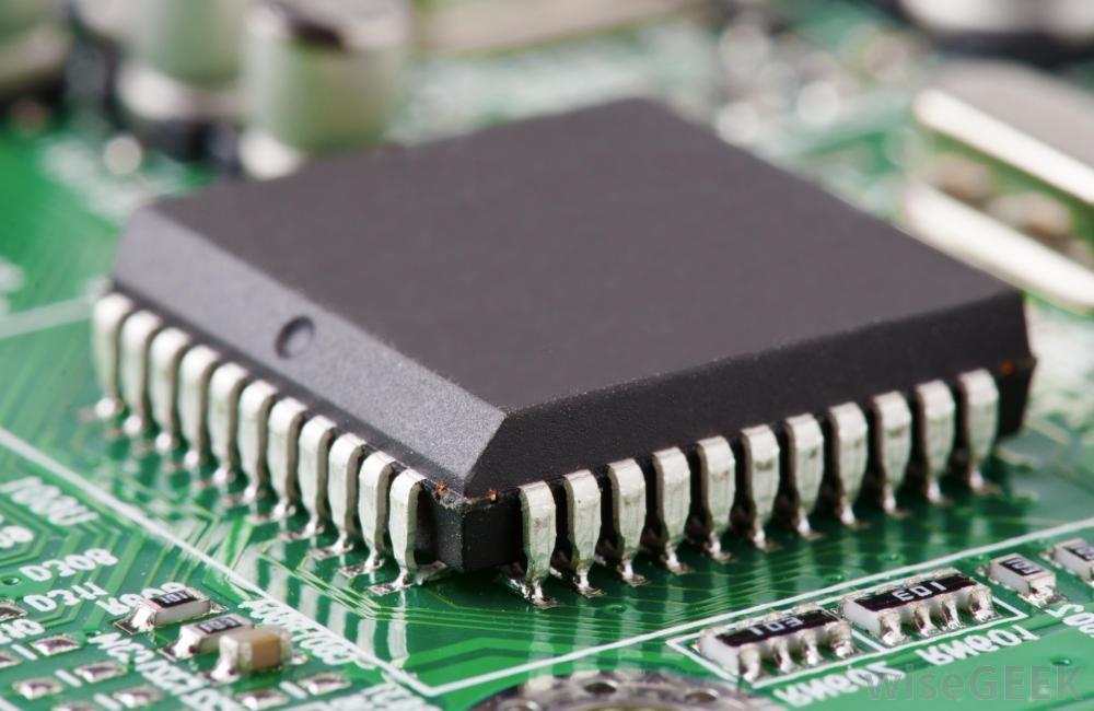 Et integreret kredsløb er kernen i en moderne computer og indeholder flere milliarder transistorer.