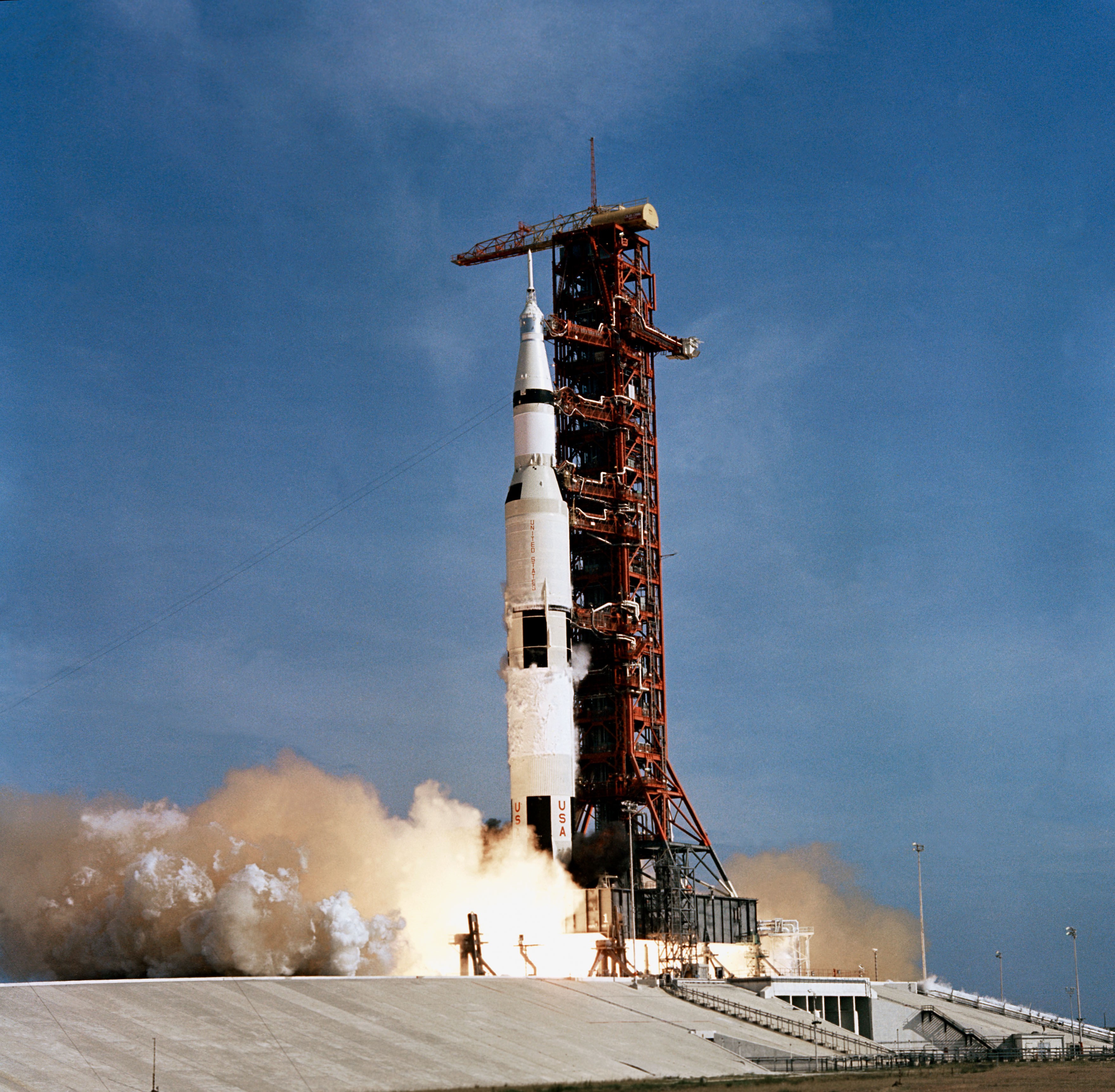 På billedet ses begyndelsen af opsendelsen af Saturn V-raketten, hvilket var første del af rejsen til månen.