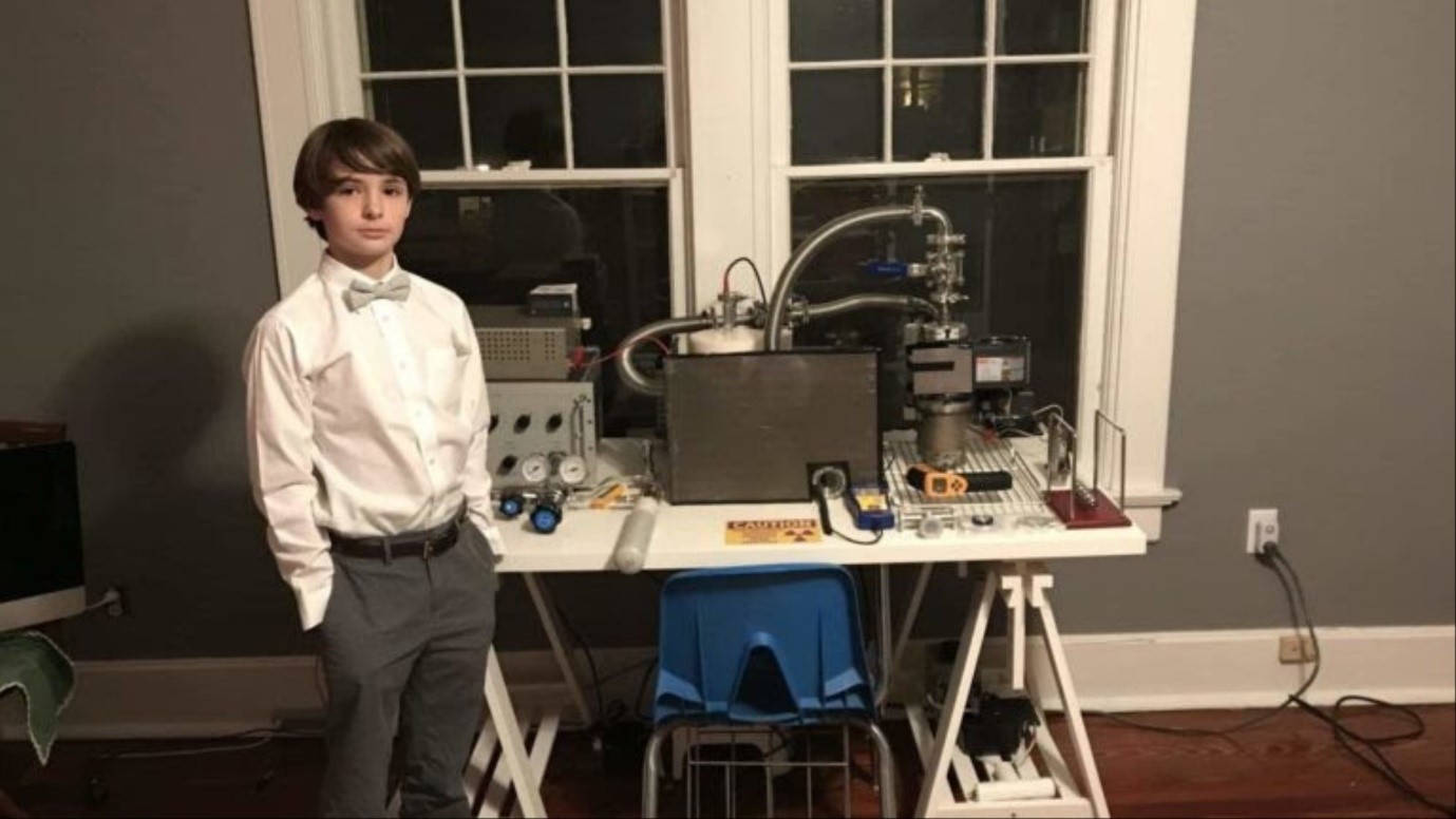 [Translate to English:] Jackson Oswalt standing next to his fusor.