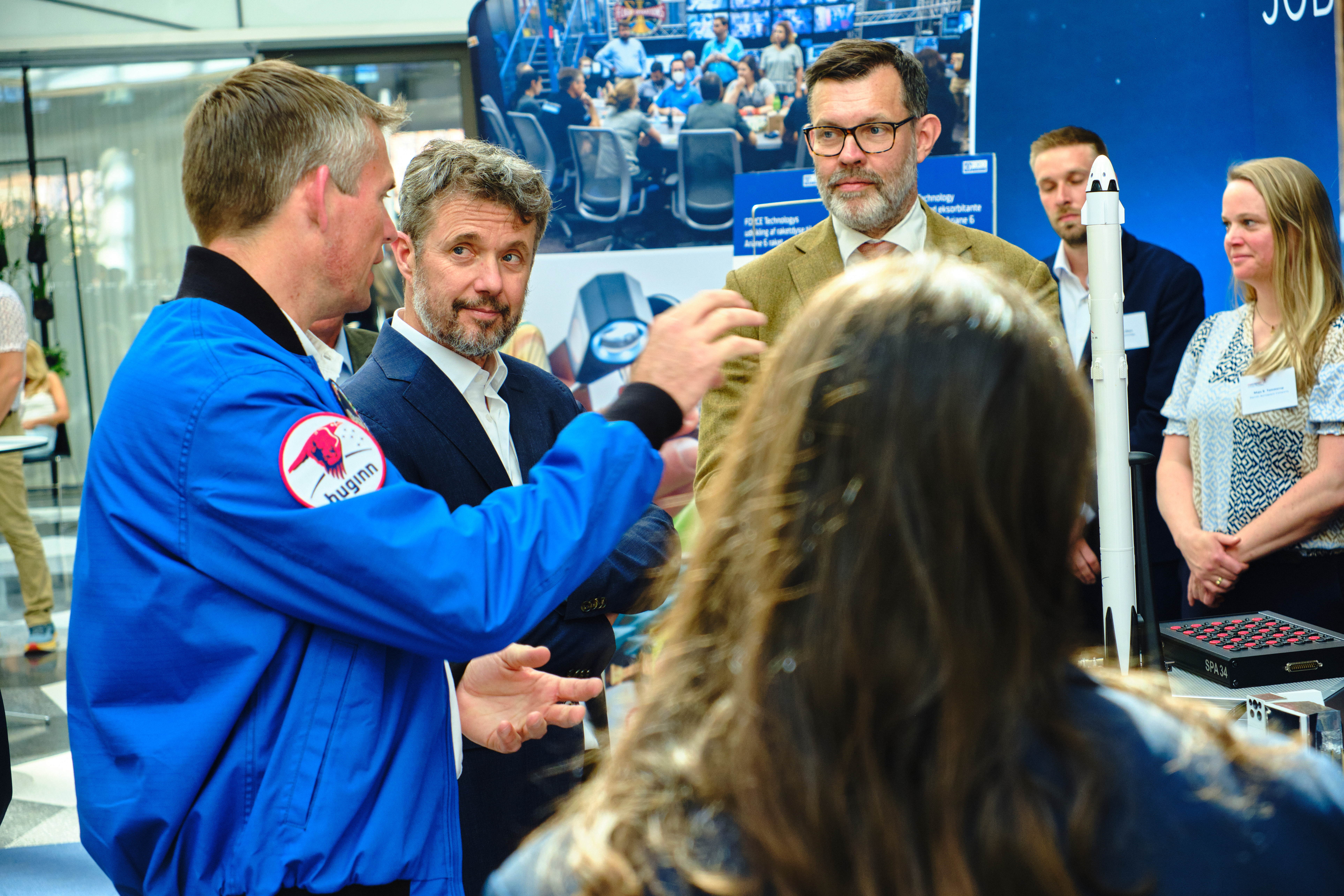 HKH Kronprins Frederik får forklaret om den Falcon 9 raket, som astronaut Andreas Mogensen bliver opsendt med fra Florida i august 2023. Raketmodellen har til dagligt hjemme på 5. etage i bygning 1520 på Aarhus Space Centre, men er udlånt til lejlighede. Foto: DI