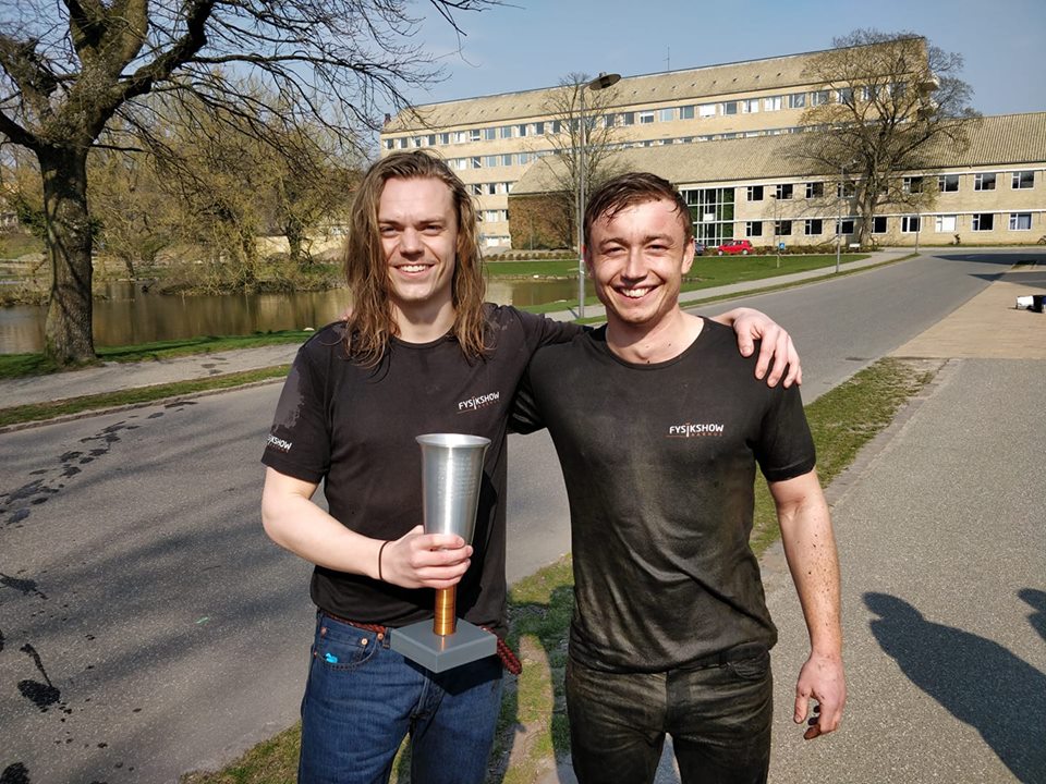 The winning team for the Danish Science Show Championship 2019 after their dip in the Campus Lake. Photo: Fysikshow/AU