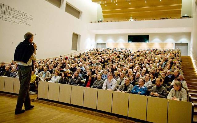 View over publikum til et offentligt foredrag i Søauditorierne, Aarhus Universitet