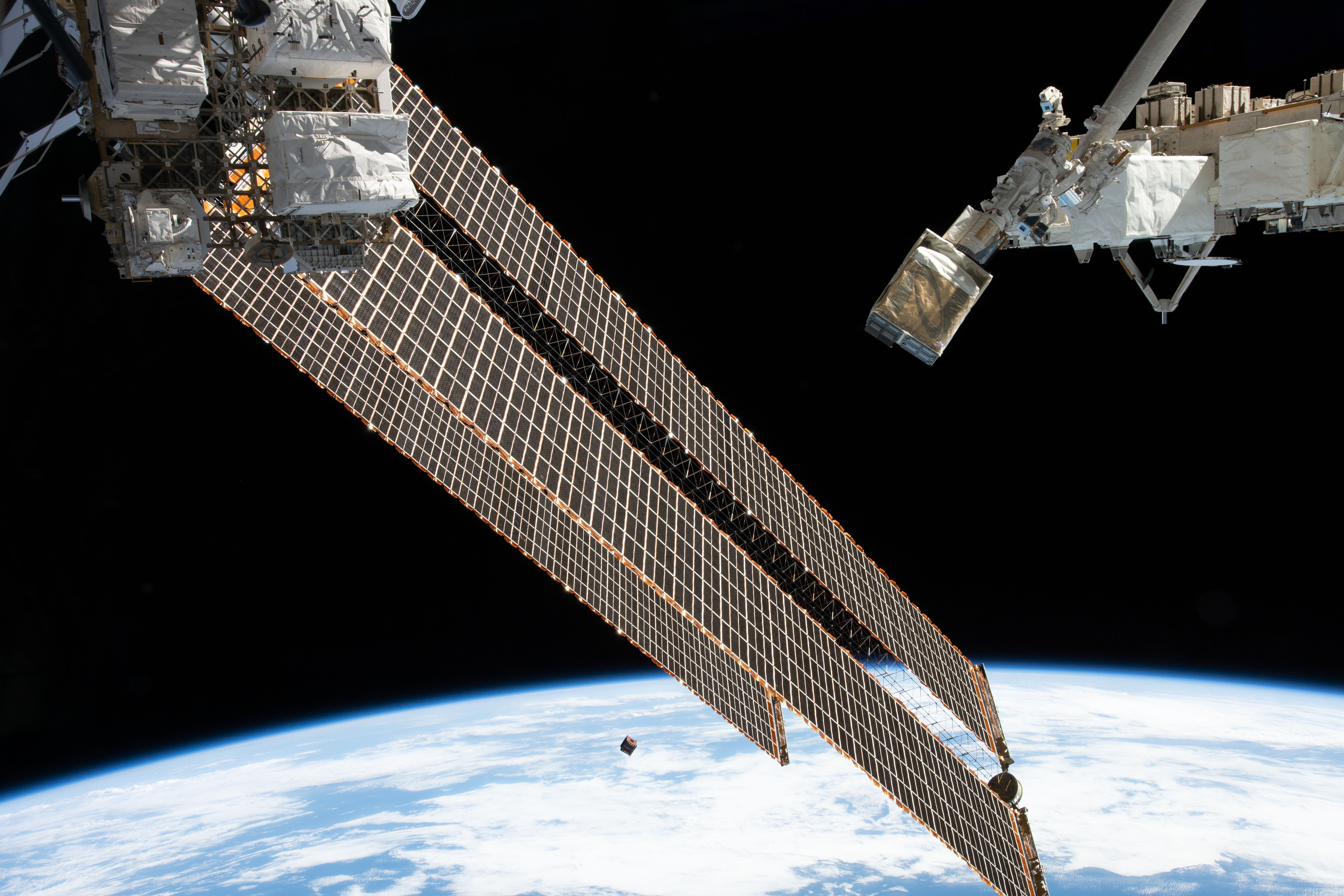Delphini-1 sendes ud fra ISS. Foto: NASA og NanoRacks.